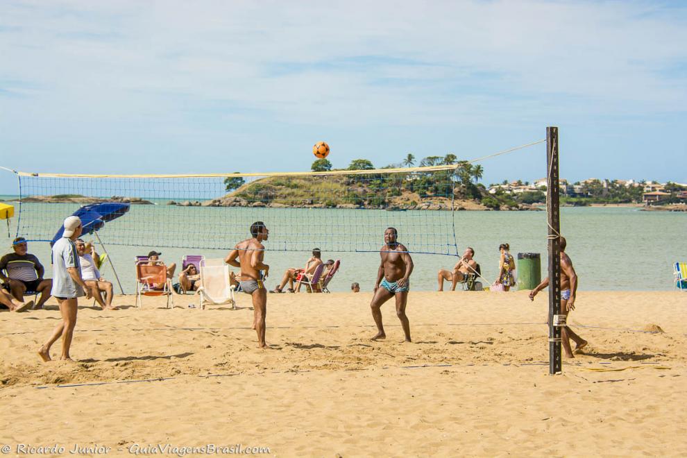Imagem de uns rapazes jogando futevolei na Praia de Cambori em Vitória.